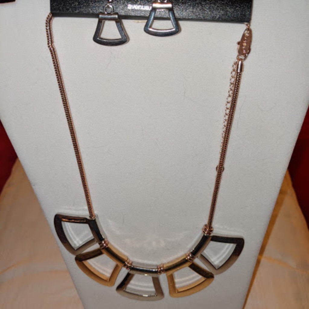 3 For 25 SilverGold Tone Neckline Necklace 12$
